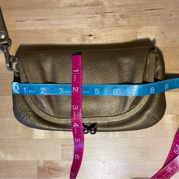 HOBO copper color leather fold in wristlet with kiss lock main closure - Picture 7 of 12